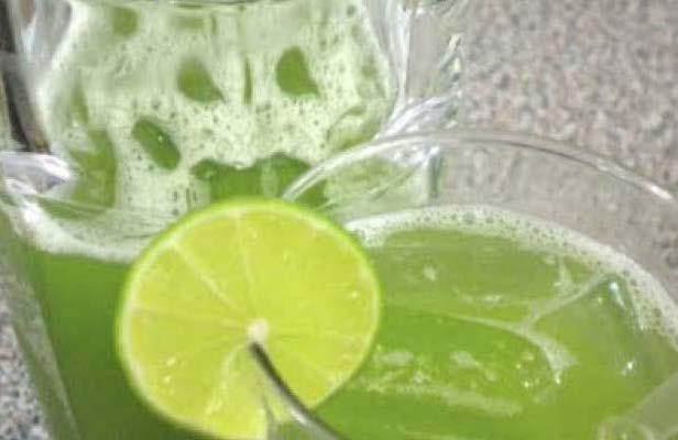 Para Acompañar Agua de limón con hierbabuena 20 hojitas de hierbabuena 2 litros de agua 1/3 taza de jugo de limón Azúcar al gusto 1.