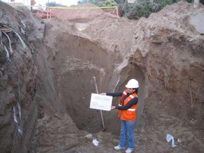 C-10 Foto N o 10: Excavación C-10. Superficialmente, hasta la profundidad de 1.50m, se encontró material arenoso mal gradado con restos de basura, raíces, etc.