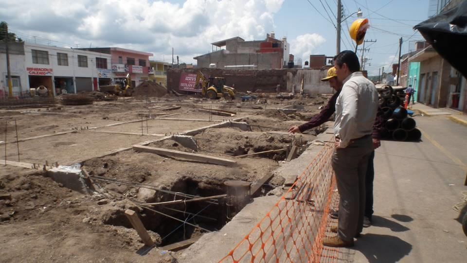 Ayuntamiento se dieron cita para ver los avances poco a poco se anda lejos, y con un poco de paciencia tendremos en mejor mercado en cuanto a infraestructura se refiera aquí en Ixtlán del Río.