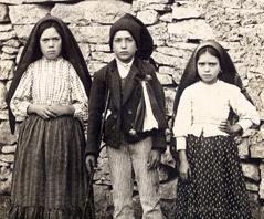 Sexta y última aparición. 13 de octubre de 1917. En este día hay 70.000 personas. La aparición dice a los tres niños: "Yo soy la Virgen del Rosario.