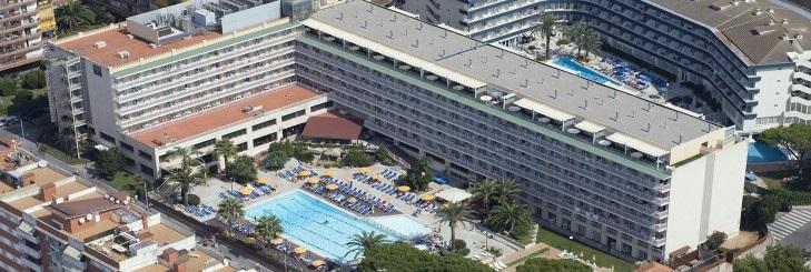 7 nopti cazare hotel; GHT Oasis Park Hotelul este situat la 5 minute de plaja Fenals, una dintre cele mai liniştite plaje din Lloret de Mar şi la o distanţă de 15 min. de centrul oraşului.
