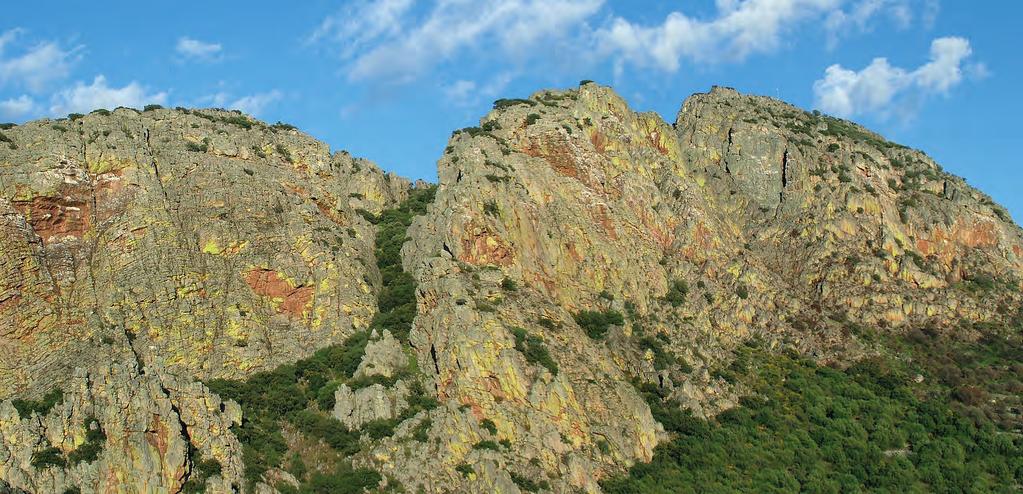 resaltes de las sierras. Asimismo es posible observar las diabasas, rocas subvolcánicas que por su textura y forma destacan entre los materiales sedimentarios.