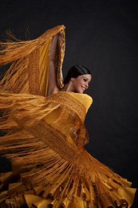 Sara realizó la carrera de Danza Española en el Real Conservatorio Profesional de Danza de Mariemma, donde tuvo la oportunidad de formar parte de su "Taller Coreográfico", en el cual actuó bailando