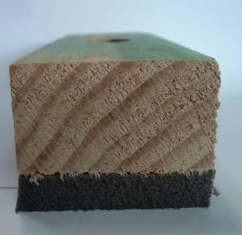 La tarima de madera es de Elondo, de 17 mm de espesor x 70 mm de ancho y 767 kg/m 3 de densidad medida, fijada mediante puntas a rastreles.
