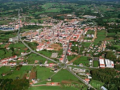 Cidades pequenas ou vilas: A súa poboación está entre os 50000 e 10000 hab, como Soria, Teruel, Astorga (León), Lalín (Pontevedra), Monforte de Lemos (Lugo).