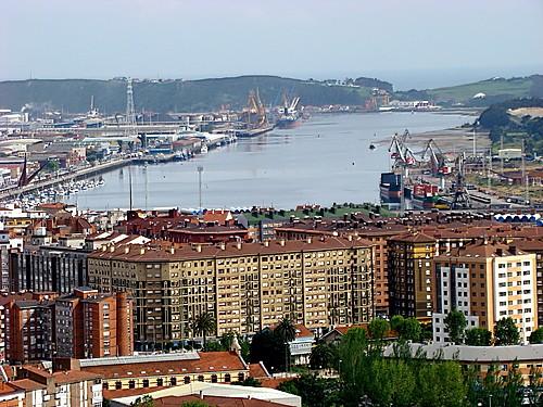 Cidades secundarias: - nuns casos están especializadas na industria, como as primeiras cidades industrializadas do País Vasco, Cataluña ou Asturias, ou as que medraron coa política de desenvolvemento