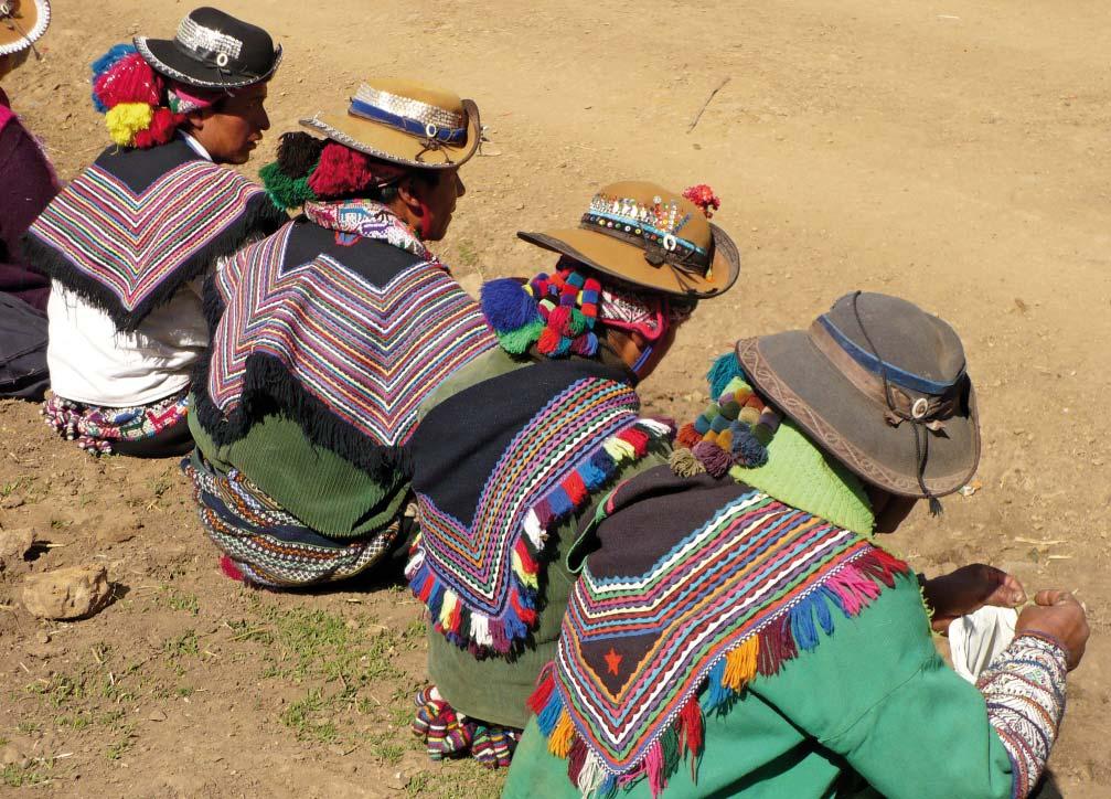 Expresiones contemporáneas de la identidad chopcca Los ponchos cortos y coloridos que llevan los varones chopcca no son vistos en otras zonas de la sierra sur peruana.