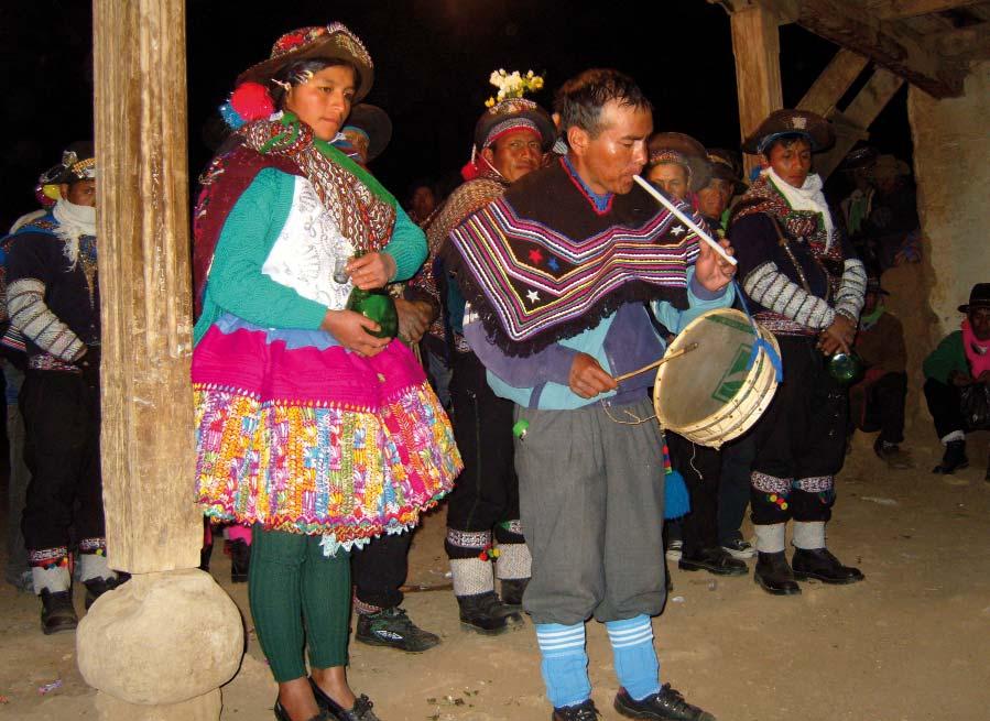 El pinkullero es el músico que ejecuta simultáneamente la tinya y el pinkullo, modalidades andinas de tambor y flauta.