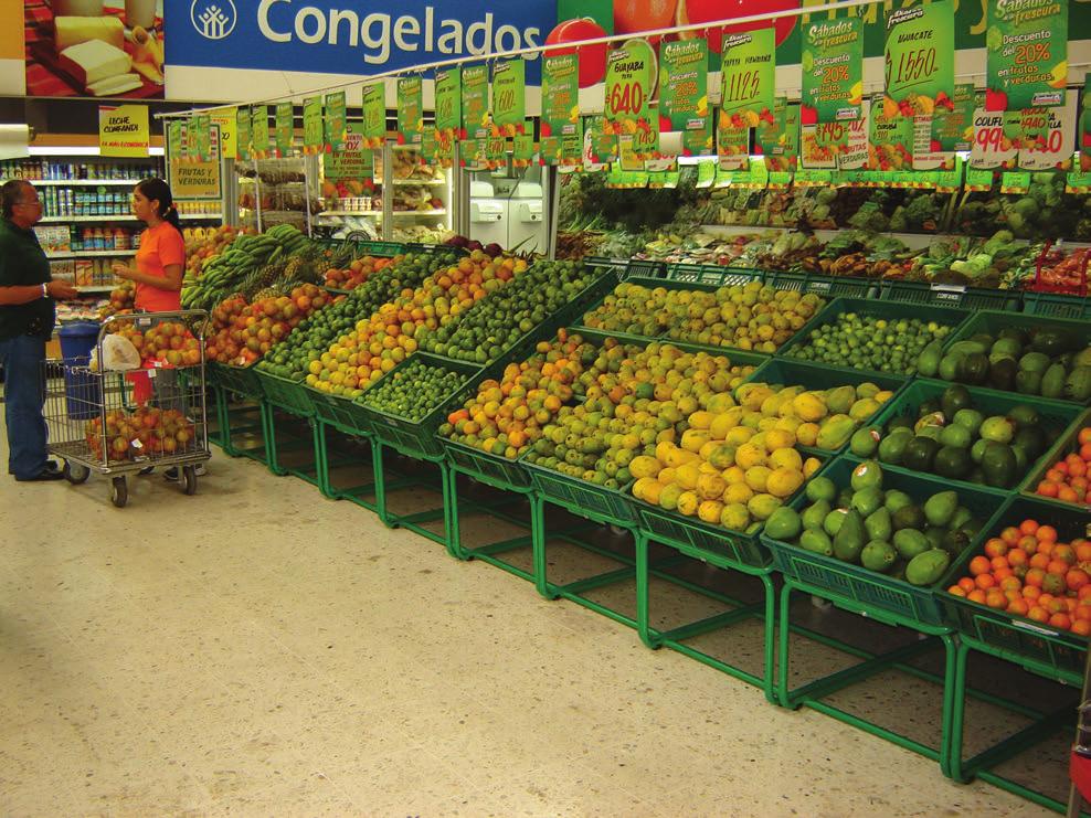 EXHIBIDOR DE FRUTAS Y VERDURAS Exhibición de frutas y verduras en canastas plásticas de 60 cm x 40cm en Hipermercados, Supermercados y Rapitiendas.
