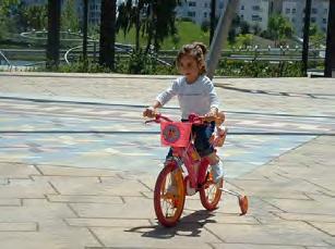 net, 2010).. I can drive a car. (Yo puedo conducir un auto) Figura 2. Niña en bicicleta (Circula Seguro, My sister can ride a bicycle.