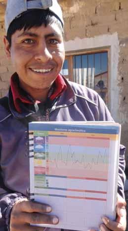 Agricultor lleva su registro climatológico en el Pachagrama. desarrollar sus destrezas y habilidades.