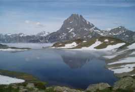 En 1999 su entorno fue declarado Parque Nacional, debido a su interés paisajístico y botánico. Cuenta con el pico más alto de la península: el Mulhacén (3478).