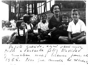 Postal enviada en 1955 por Alaíde Foppa y sus cinco hijos, a su esposo Alfonso Solorzano.