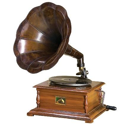 B) Emile Berliner y el gramófono (1896) El rozamiento de la aguja sobre el papel metálico del fonógrafo, provocaba un sonido grabado de muy baja calidad.