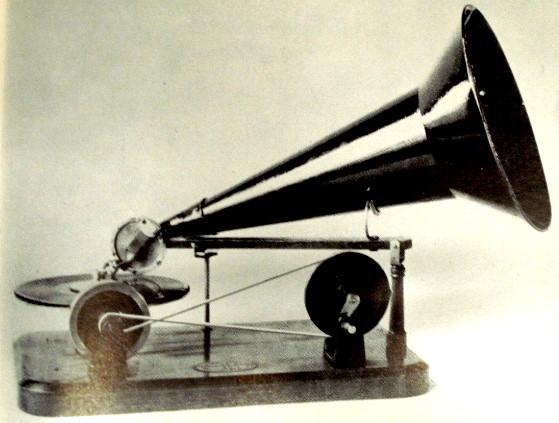 coste menor en la producción. Berliner además fundó la primera empresa discográfica The Gramophone Company.