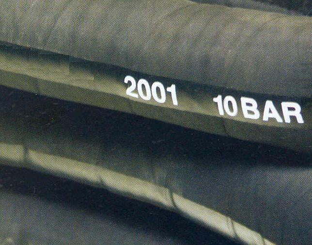 AGUA / AIRE MANGUERA 2001 Tubo de caucho SBR. Cubierta de caucho SBR resistente al ozono, intemperie y abrasión. Textil de poliéster con espiral de alambre de acero. NORMA ISO 1307.