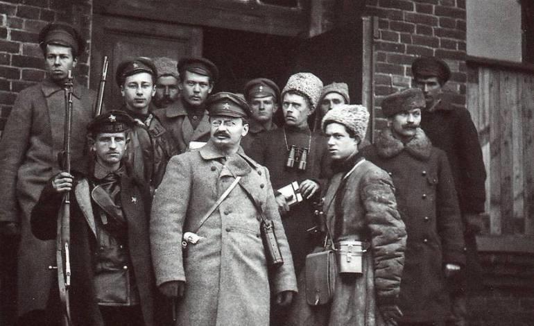 Trotski con miembros del Ejército Rojo.