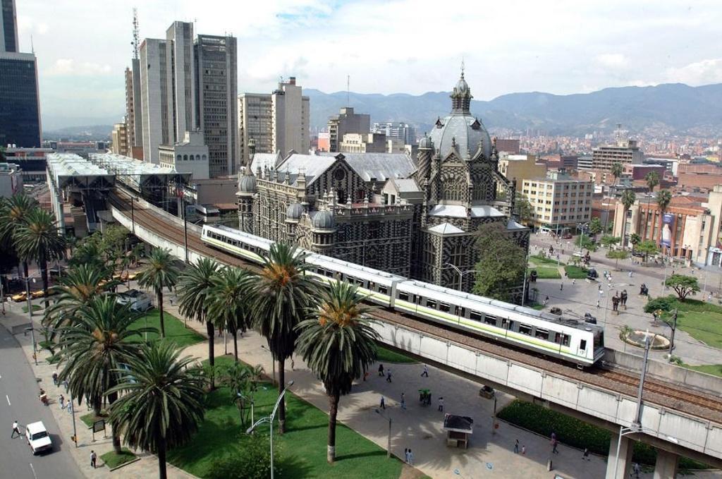 1. Introducción Medellín la ciudad + innovadora del mundo Contaminación Río Medellín Cuál