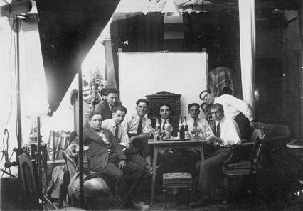 3. El treball a l estudi Daguerre Treballadors de l estudi Fotografia Daguerre, amb Josep i Ramon Busom al costat dret, futurs fundadors de l establiment Foto Estudio Edén, c. 1920-1930.