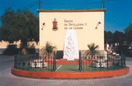 SÍMBOLOS ARTILLEROS Faltaba a la Unidad disponer de una imagen de nuestra Excelsa Patrona Santa Bárbara y como no, de un pequeño monumento a Daoiz y Velarde. El Teniente Coronel D.