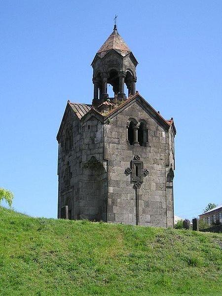 Dia 5 Erevan Kecharis Noraduz Sevan Dilijan La visita incluida en la ruta: Kecharis es un monasterio del siglo XIII, localizado a 60 km de Erevan, en el pueblo ski de Tsakhkadzor.