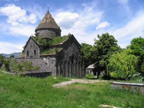 El monasterio fue construido por el arquitecto Minas en 1248 con las decoraciones pródigas de piedra tallada.