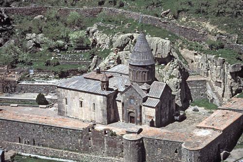 Dia 11 Erevan Garni - Geghard - Erevan Tras el desayuno se visitará el templo de Garni; Ejemplo de cultura Helénica en Armenia, actuó como el resort de verano de los reyes armenios hace más de 2.