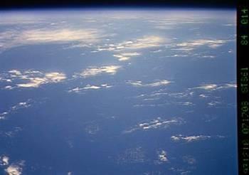 La Enciclopedia británica, describiendo el rol de la Estratosfera, nos comenta acerca de su rol protector al absorber la peligrosa radiación ultravioleta: En las altas regiones de la estratosfera, la
