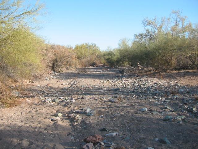 cuaternarios se encuentran restringidos a los lechos de ríos y arroyo, consisten de arena-grava, limo y arcillas sin consolidar.