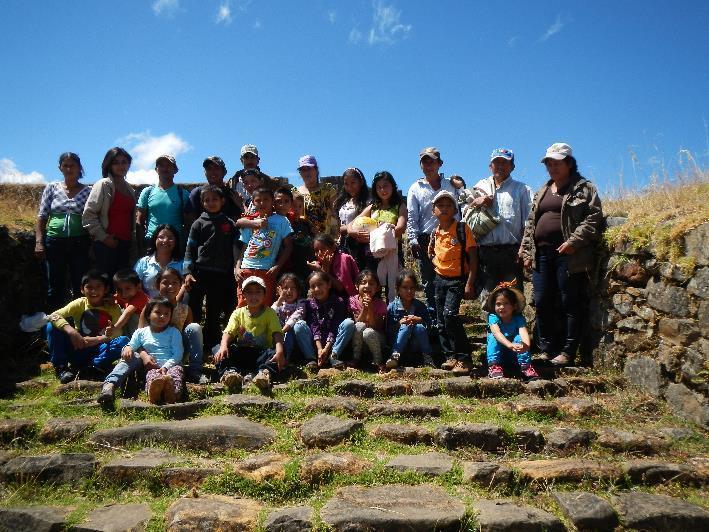 Fig. 10: Visitantes en la escalinata del Acllawasi de Aypate. Referencias Bibliográficas Astuhuamán, César 2009 Incas, Jívaros y la obra de Humboldt Vues des Cordillères. HiN X, 19.