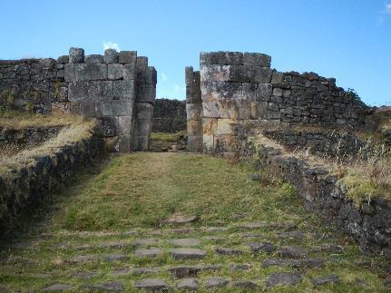 personas de los alrededores, las Ruinas de Aypate, o las Ruinas de los Incas, sólo han adquirido alguna importancia pragmática, por la posibilidad de obtener un trabajo temporal y con ello un