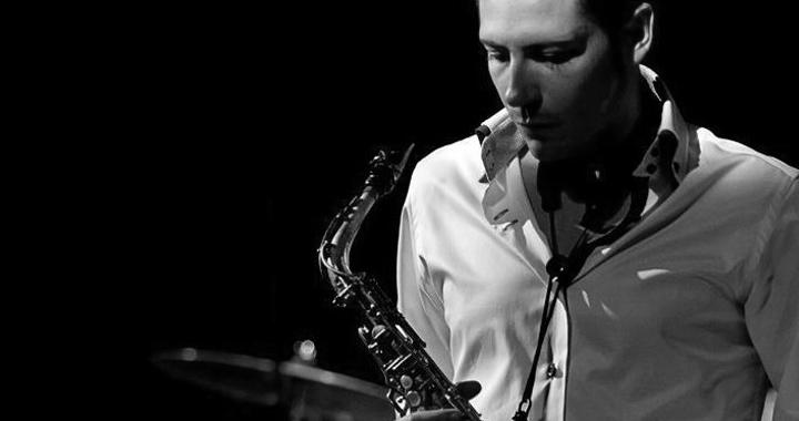 JUEVES, DÍA 23: MÚSICA EN LOS RINCONES ERNESTO AURIGNAC TRÍO JAZZ "Parker Plays Song" FORMACIÓN: Ernesto Aurinac, uno de los saxofonistas
