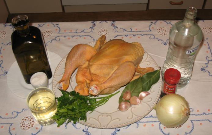 Pollo en salsa (Ana Guijarro Torrado) Tiempo de elaboración: una hora y treinta minutos Para 4 personas Ingredientes: Un pollo Una cebolla