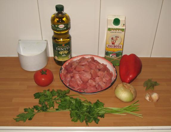 Pisto de carne (Antonia Silva Pitera) Tiempo de elaboración: una hora y treinta minutos Para 8 personas Ingredientes: 1,5 kg de carne de cerdo troceada Una cebolla pequeña 3/4 de pimiento rojo 1