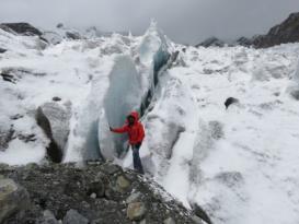 En la vista derecha, se observan grietas que marcan los bloques desprendidos en la parte baja del glaciar, que poco a poco van desapareciendo.