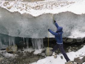 En la vista derecha, se observa una columna de hielo de 3 m de altura promedio, sosteniendo un bloque de roca, que indica la altura del frente