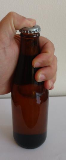 brazos para asegurarse que quede firmemente pegada a la botella. Presión en la parte superior 5.3.