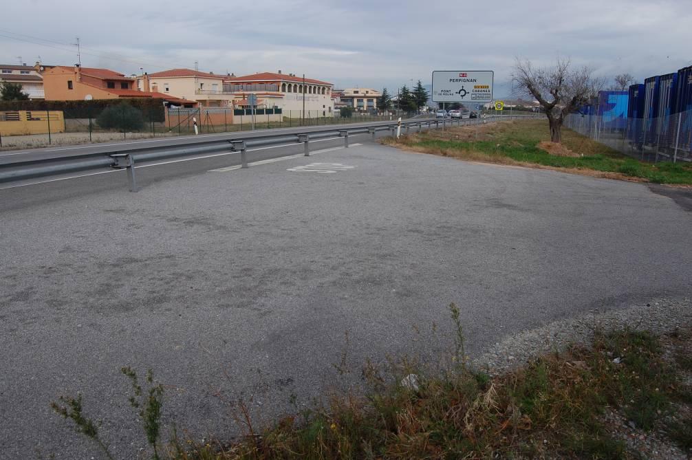 Al llarg de la carretera N-II, en el tram existent entre l antic traçat de la carretera de Cabanes i el Camí del Roure, s ha disposat un vial peatonal,
