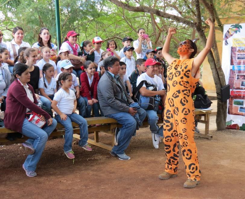 Nuestra aportación en 2014 fue fortalecer la capacitación del personal de las dos áreas educativas de ambos parques en interpretación del jaguar y equiparlos con materiales de apoyo para su labor.