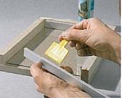 - Para montar los marcos, has una caja que te servirá como molde con restos de madera del mismo tamaño que los cristales (18