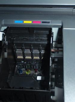 Filtros de Aire Figura 11 Se desconecta el cable de alimentación de electricidad de la impresora para liberar el movimiento del soporte.