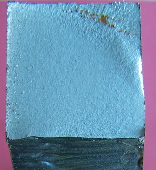 De forma similar a lo mostrado en el mismo acero y 15 mm de espesor, los agujeros oxicortados proporcionan una resistencia a fatiga considerablemente superior a la de los agujeros cortados por láser.