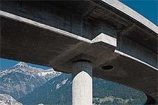 Apoyos oscilantes para puentes En la actual ingeniería de construcción de autopistas generalmente