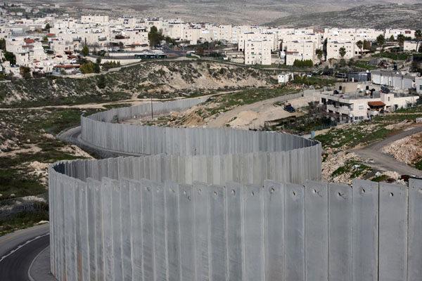 La barrera de Cisjordania 3 Israel construyó un muro de concreto con la idea de proteger a sus pueblos fronterizos.