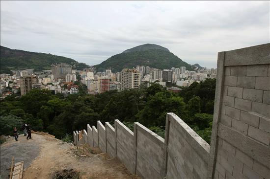 Muros en Río de Janeiro, Brasil La ciudad de Rio de Janeiro construyo muros en las favelas para evitar