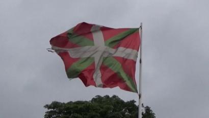 Las bocas de metro son muy originales. Bandera del País Vasco 14 Observa.