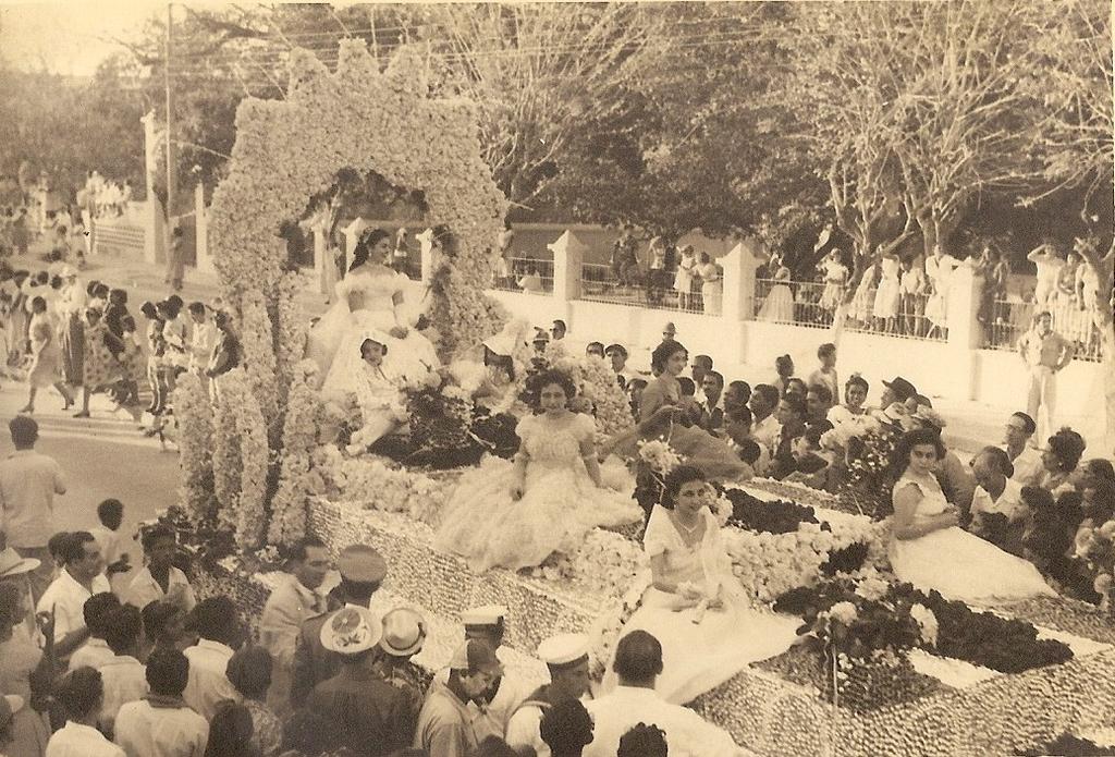 Gráfico 2. Foto de la carroza de la reina del Club Alhambra, Evelyn Daccarett durante el Carnaval de Barranquilla, 1953.
