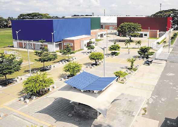 PISCINA OFICIAL DE COMPETENCIA La Ciudadela Deportiva Ramiro Echeverry tiene una extensión de 140 mil metros cuadrados, con amplias zonas verdes y un boulevard que permite a los asistentes y