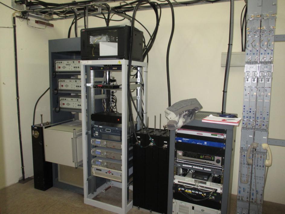 Interior de caseta con equipos de radiocomunicación