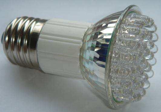 44 agrupaciones de LED, en mayor o menor número, según la intensidad luminosa que se desee alcanzar.